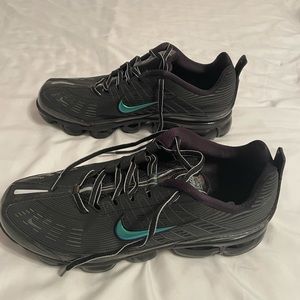 Nike Black and Gray Athletic Shoes